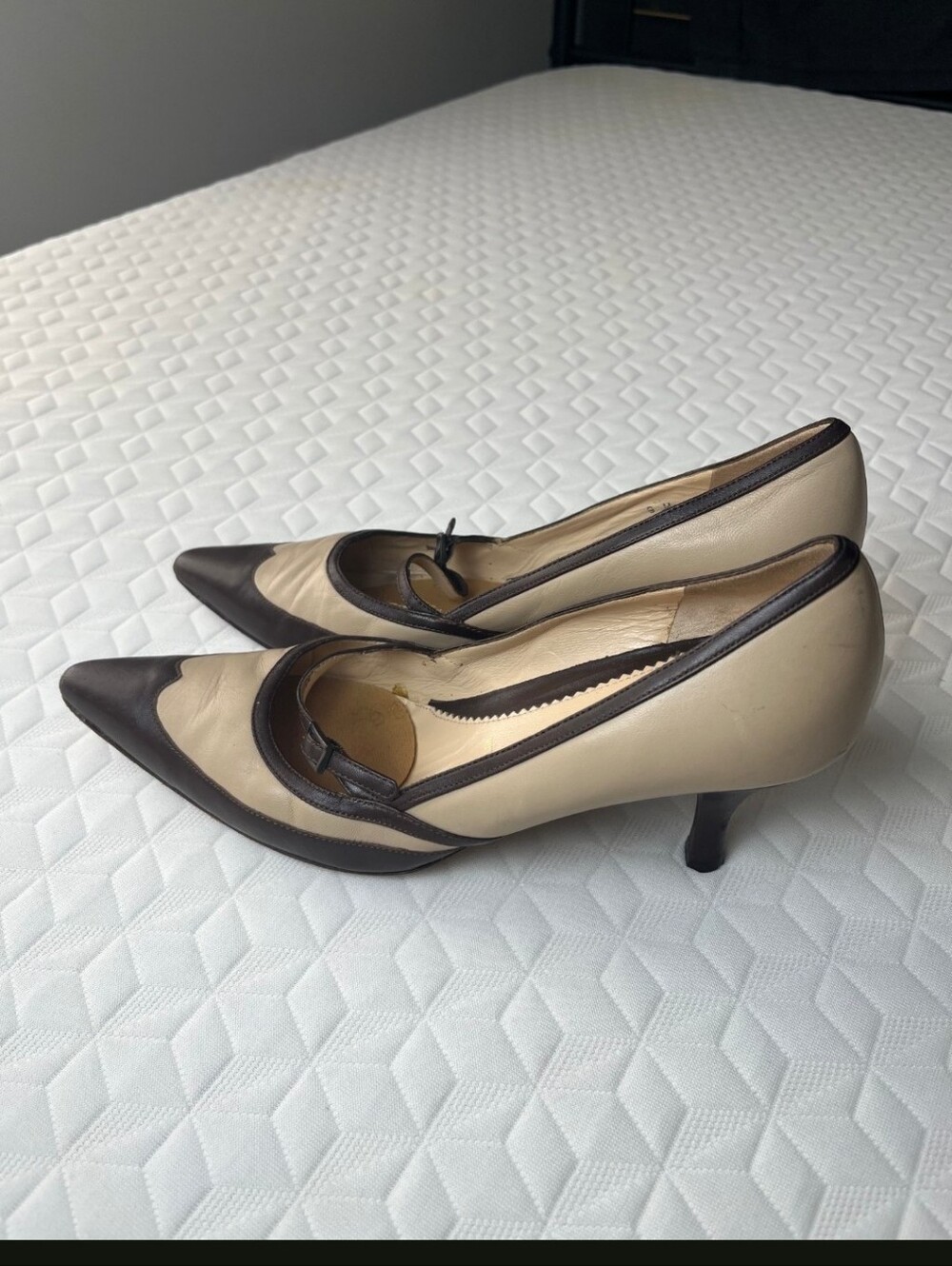 Vintage Two-Tone Pointed Toe Kitten Heel Pumps Leather Beige Brown - Size 9